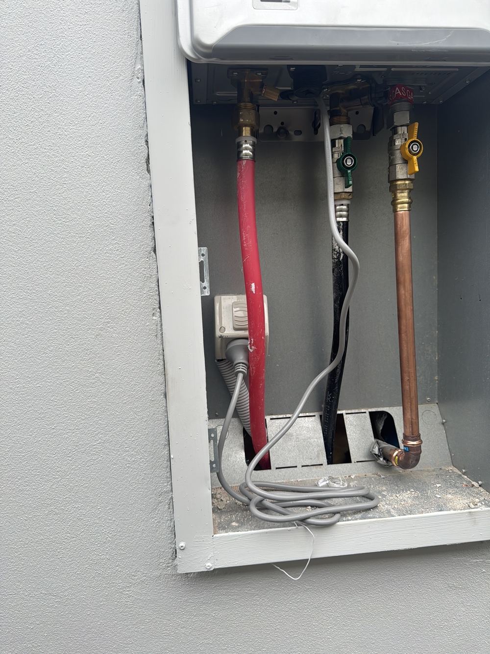 Cables and water pipes without adequate clearance between them at handover, Gables